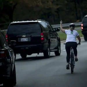 هذا ما حدث للمرأة التي ألقت التحية على موكب ترامب بإصبعها الأوسط