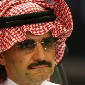 مصدر سعودي يكشف عن التهم الموجهة للأميرين الوليد بن طلال ومتعب بن عبدالله