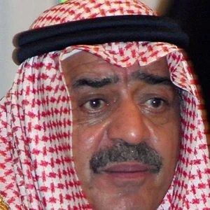 صور مؤثرة للأمير مقرن في عزاء ابنه منصور