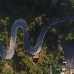 طريق على شكل أفعى في سفح جبل “أولوداغ” غربي تركيا