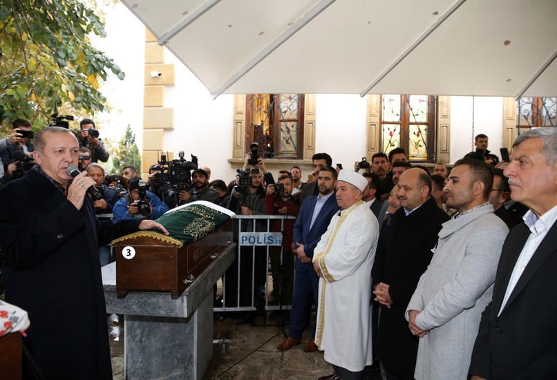 صور | الرئيس أردوغان يشارك بجنازة زميل دراسته 1