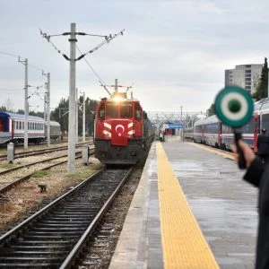 مرسين التركية تستقبل أول قطار عبر “طريق الحرير الحديدي”