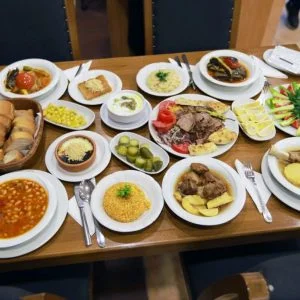 منذ ثلاثة أجيال.. عائلة تركية تقدم وجبات “عثمانية”