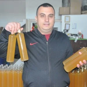 مهندس غذائي تركي ينتج 30 نوعا من الخل العضوي