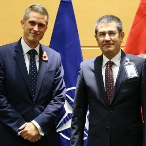 وزير الدفاع التركي يلتقي نظيره البريطاني ببروكسل