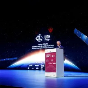 تركيا توقع مع إيرباص اتفاقية تصنيع قمري “توركسات”