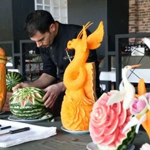 تركي يمزج في مطبخه بين الطهي والنحت على الخضراوات والفواكه