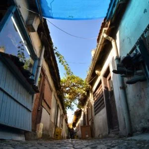 ضربات المطرقة تبعث الحياة في زقاق تجاري تركي