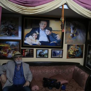 فنان عراقي في تركيا.. لوحاته الزيتية بلون الحرب
