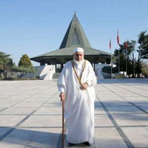 بعد 60 عامًا من تخرجه بتركيا.. ثمانيني لبناني يزور قبري أربكان ومندرس