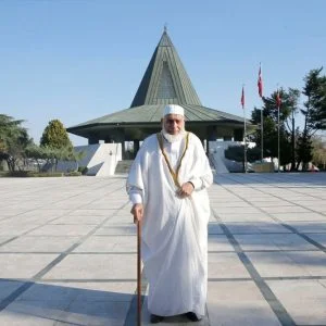 بعد 60 عامًا من تخرجه بتركيا.. ثمانيني لبناني يزور قبري أربكان ومندرس