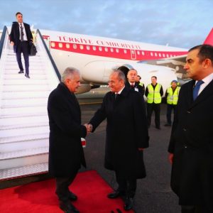 رئيس الوزراء التركي يصل لندن في مستهل زيارة رسمية