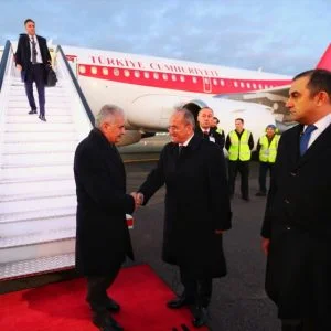 رئيس الوزراء التركي يصل لندن في مستهل زيارة رسمية