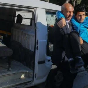 مدرس تركي يتعهد بإيصال طالبه المريض للمدرسة يوميا