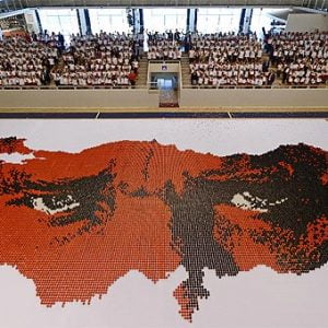 بـ 32 ألف كوب.. شباب يرسمون خريطة تركيا بداخلها نصف وجه أتاتورك