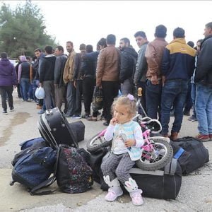 عودة مئات اللاجئين السوريين إلى إدلب بعد الانتشار العسكري التركي