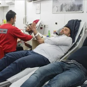 سوريون يتبرعون بالدم للهلال الأحمر التركي