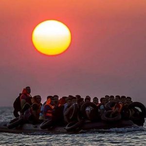 اختفاء قارب يحمل لاجئين