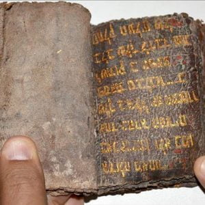 ضبط مخطوطة نادرة للتوراة غربي تركيا