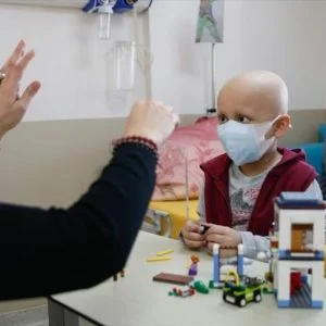 متطوعون أتراك يدّرسون أطفالا مصابين بالسرطان في مستشفى بإزمير