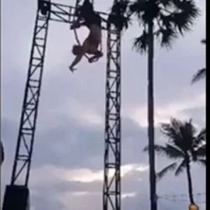 بالفيديو…حركة استعراضية خاطئة تكسر عنق فتاة وتشل حركتها