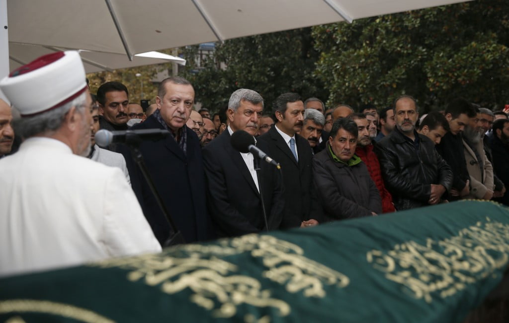 صور | الرئيس أردوغان يشارك بجنازة زميل دراسته 3