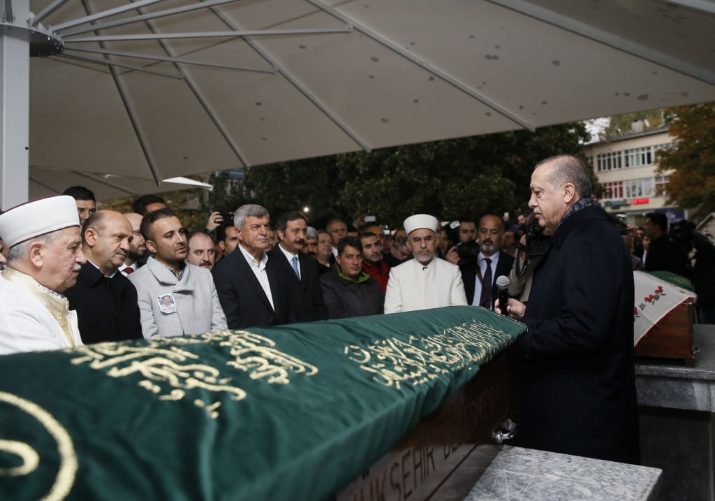صور | الرئيس أردوغان يشارك بجنازة زميل دراسته 5