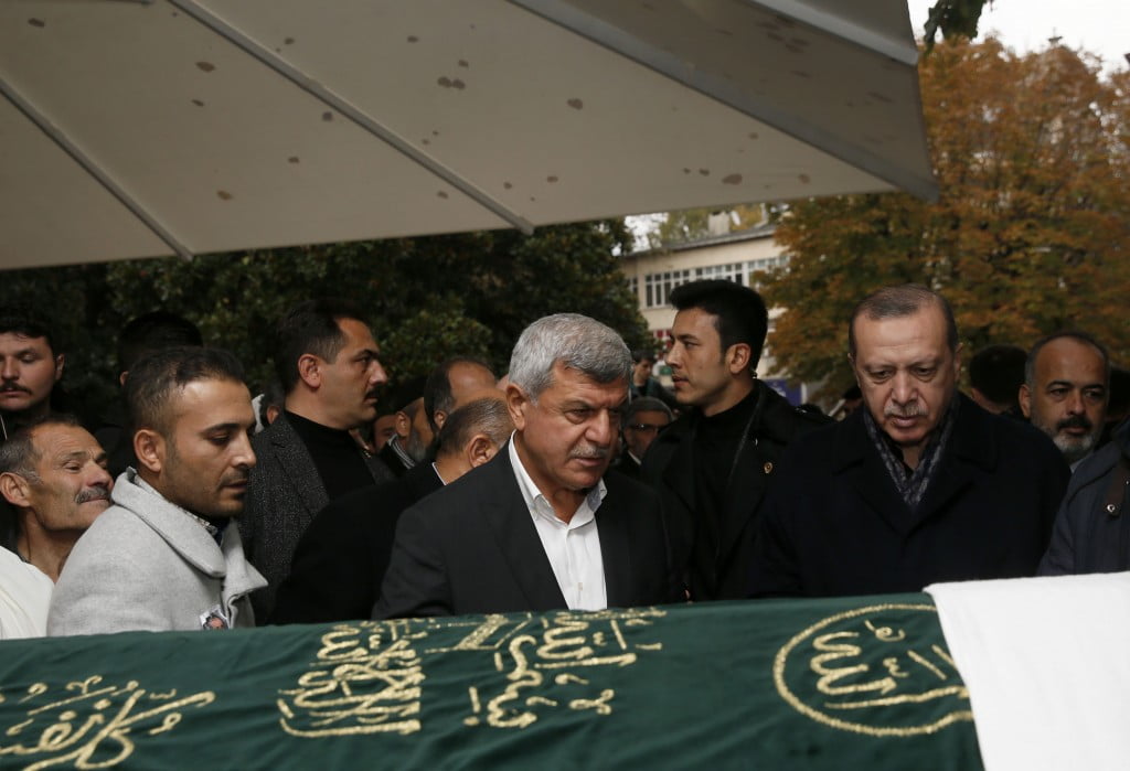 صور | الرئيس أردوغان يشارك بجنازة زميل دراسته 8 صور | الرئيس أردوغان يشارك بجنازة زميل دراسته 7