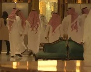 داخل سجن الأمراء.. محققون أجانب ومحاولات انتحار وتسليم أموال طائلة.. يضعون الأدلة على الطاولة ثم تبدأ المساومة