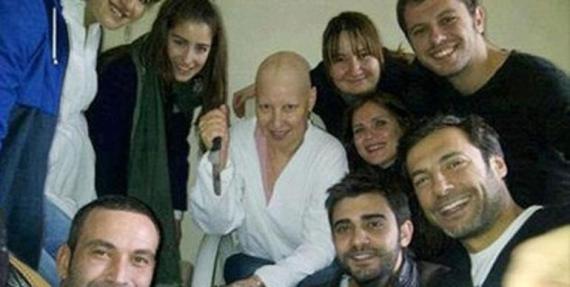 لهذا السبب قامت الممثلة التركية هازال كايا بحلاقة رأس والدتها 1