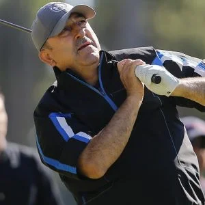 وزير تركي يشارك في بطولة للغولف !