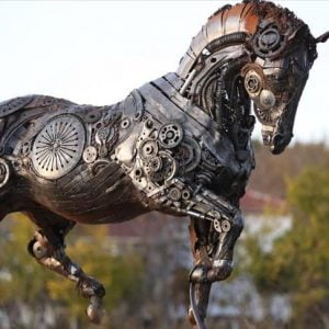 تحفة تركية.. حصان من 7 آلاف قطعة خردة
