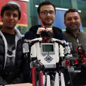 مدرسة إعدادية تركية تفوز ببطولة أوروبا للروبوتات