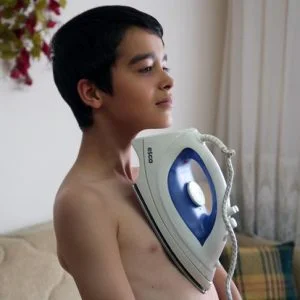 طفل تركي “مغناطيس” يجذب المعادن