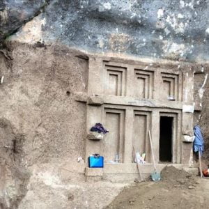 العثور على قبر صخري عمره 2400 عام جنوبي تركيا