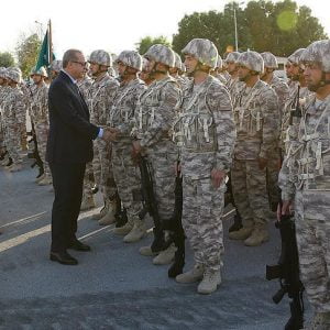 الجنود الأتراك في قطر يستقبلون أردوغان ببنادق وطنية