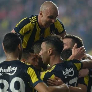 فنربهتشه يجتاز أنطاليا ويرتقي لثالث الدوري التركي