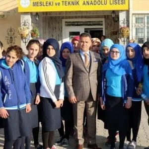 معلمون أتراك يطوفون القرى لإعادة الفتيات المتسربات إلى مدارسهن