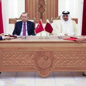 أردوغان وأمير قطر يشهدان توقيع اتفاقيات ثنائية بالدوحة