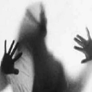 سائق يهتك عرض ابنة مديره في غرفتها