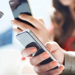 تحذير من استخدام الهاتف المحمول في المرحاض