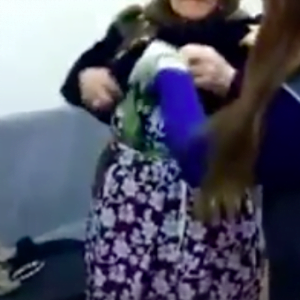 بالفيديو.. الامن التركي يلقي القبض على مسنة بحوزتها ٣ كيلو هيروين