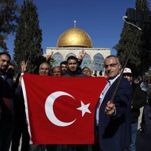 مئات الأتراك يتوافدون على المسجد الأقصى لأداء صلاة الجمعة