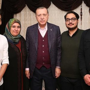 بعد 17 عاماً من اللقاء الأول … أردوغان يلتقي ثلاثة توائم يحملون اسمه في سيواس