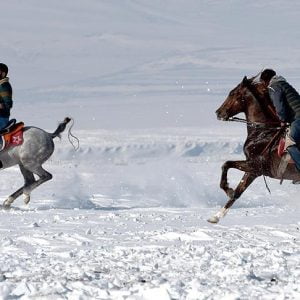 أتراك يمارسون “الجيريت” على صهوات خيولهم فوق الثلوج
