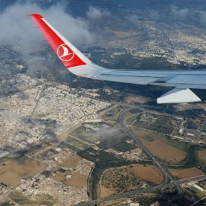 إلغاء رحلة تابعة لخطوط التركية بسبب إغلاق المجال الجوي في مطار برج العرب