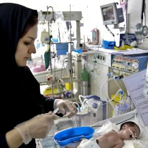 سجن وجلد ممرضة سعودية بسبب “صور”