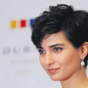 “لميس” تتجاهل “عمر” وتتجنَّب الجلوس بجواره أثناء تسلُّمهما جائزة فنية.. ومواقع فنية تركية تكشف السبب‎