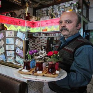 مقهى تركي يستقبل زبائنه بمقالب طريفة