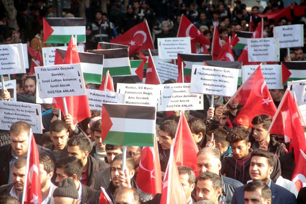 بالصور.. المظاهرات في تركيا مستمرة رفضا للاعتراف بالقدس عاصمة لإسرائيل 9